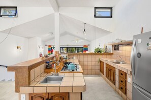 Kjøleskap, mikrobølgeovn, ovn og kaffetrakter/tekoker