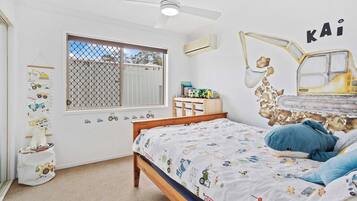 3 kamar tidur, setrika/meja setrika, Wi-Fi gratis, dan seprai linen