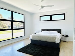 5 bedrooms, iron/ironing board, WiFi, bed sheets