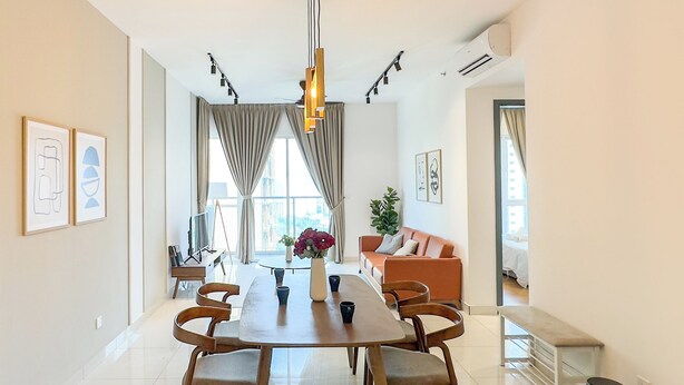 Una sala de estar moderna con comedor, que incluye una mesa de madera, sillas y un sofá.