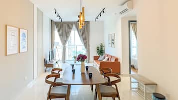 Deluxe Apartment, City View | Living area