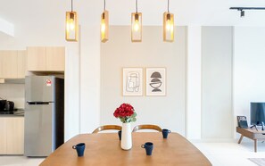 Deluxe-Apartment, 3 Schlafzimmer, Nichtraucher, Stadtblick | Eigene Küche | Großer Kühlschrank, Mikrowelle, Herdplatte