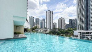 Una piscina con un paisaje urbano al fondo.
