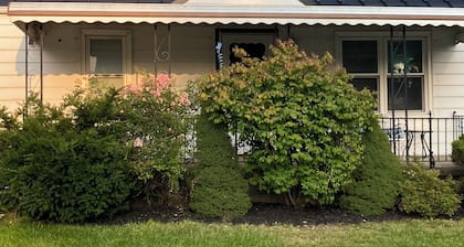 Enchanting 3 bedroom cape home with WiFi in Buffalo