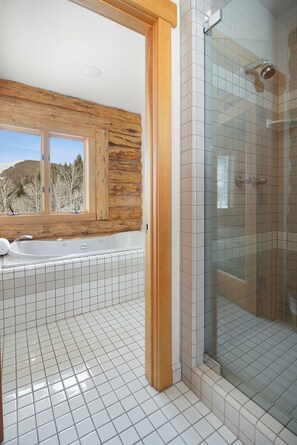 Dusche, Whirlpool, Haartrockner, Handtücher