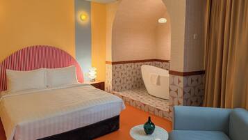 Moonrise suite with Bathtub | Desk, laptop workspace, blackout drapes, iron/ironing board