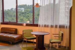 Rushmore Suite with Bathtub | Desk, laptop workspace, blackout curtains, iron/ironing board - The Très Hotel (Kuala Lumpur)