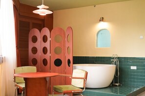 Suite – deluxe | Bad | Separat badekar og dusj, toalettartikler (inkludert), hårføner og tøfler