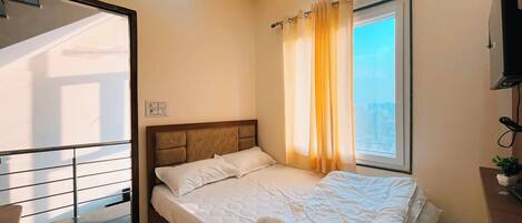 Habitación doble Deluxe, balcón, vista a la ciudad | Escritorio, espacio para trabajar con laptop y wifi gratis