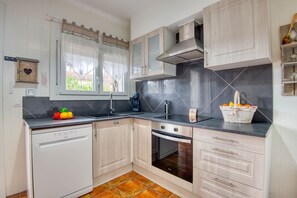 Kühlschrank, Mikrowelle, Ofen, Geschirrspüler