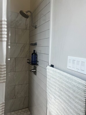 Shower, hair dryer, towels, soap - Central New Orleans Home - Walk to Caesar’s Superdome (New Orleans)