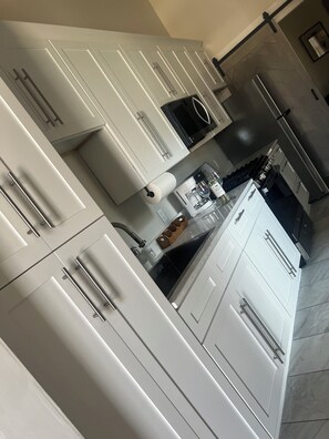 Mikrobølgeovn, ovn og kokeplater