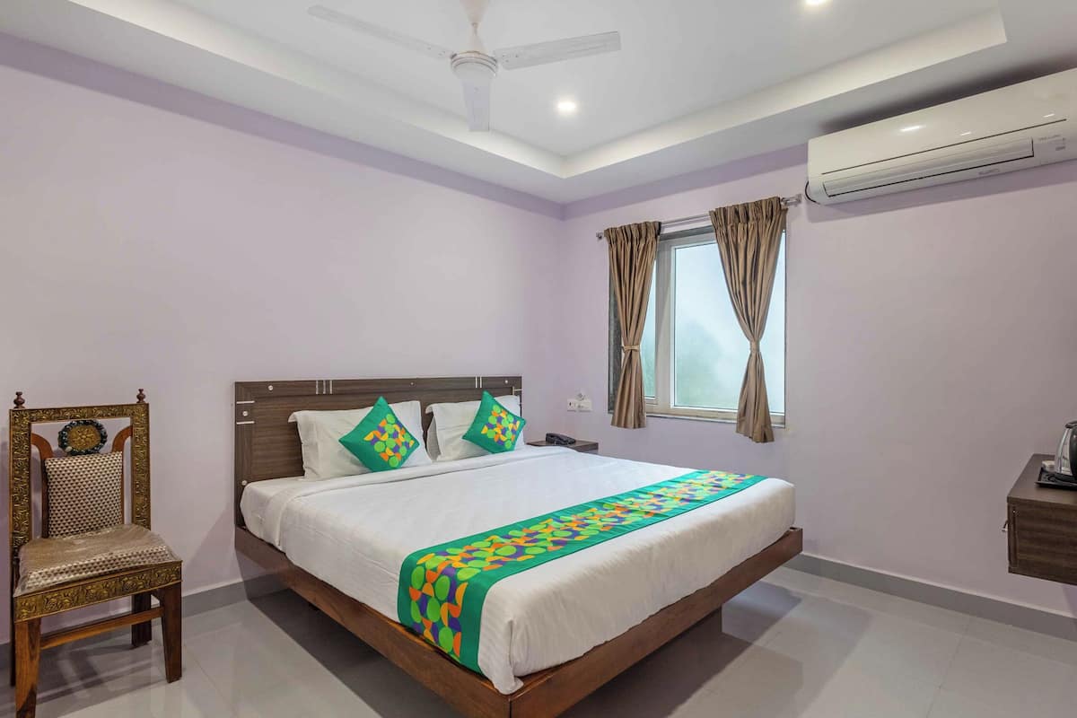 Premium Room | Individually furnished, desk, blackout drapes, iron/ironing board