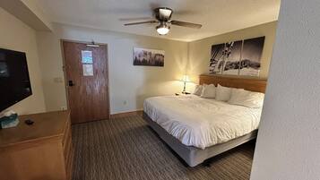 1 habitación, tabla de planchar con plancha y cuna de viaje