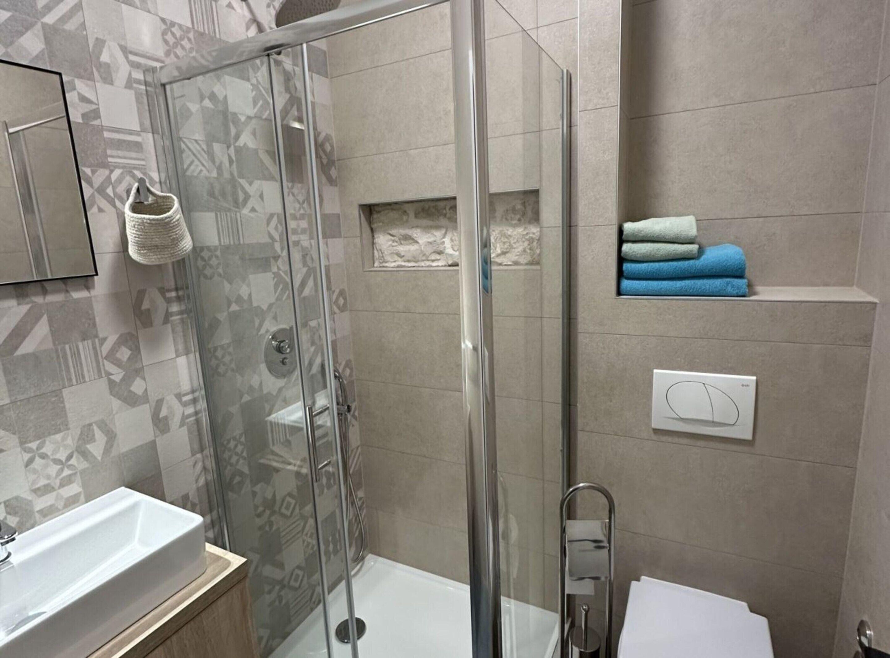 Apartment | Bathroom | Hair dryer, towels, toilet paper
