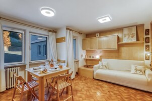 Apartamento família, 1 quarto, micro-ondas (Appartamento Gran Roc few steps from) | Sala de jantar