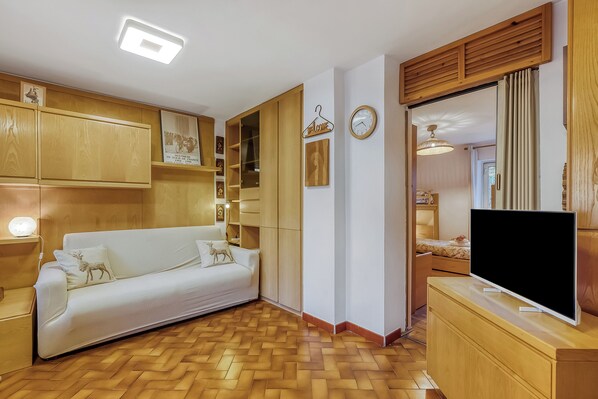 21-inch flat-screen TV with digital channels, TV - Appartamento Gran Roc few Steps From Ski (Sestriere)