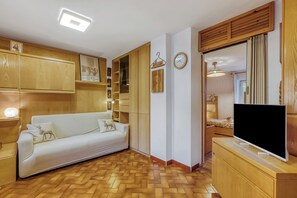 21-inch flat-screen TV with digital channels, TV - Appartamento Gran Roc few Steps From Ski (Sestriere)