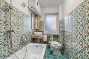 Familienapartment, Mehrere Schlafzimmer (Appartamento Gran Roc few steps from) | Badezimmer | Duschwanne, Haartrockner, Bidet, Handtücher