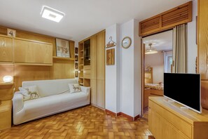 21-inch flat-screen TV with digital channels, TV - Appartamento Gran Roc few Steps From Ski (Sestriere)