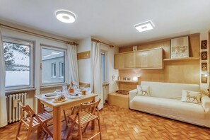 21-inch flat-screen TV with digital channels, TV - Appartamento Gran Roc few Steps From Ski (Sestriere)