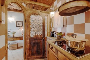 Honeymoon Apartment, Multiple Bedrooms (Grange Romantic Retreat Mountain View) | Interior
