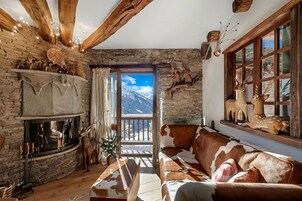 Honeymoon Apartment, Multiple Bedrooms (Grange Romantic Retreat Mountain View) | Living room | Flat-screen TV