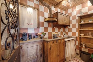 Departamento de luna de miel, varias habitaciones (Grange Romantic Retreat Mountain View) | Cocineta privada | Microondas, parrilla de estufa, lavavajillas y cafetera y tetera 