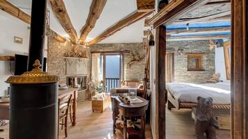 Appartamento luna di miele, camere multiple (Grange Romantic Retreat Mountain View) | Soggiorno | TV a schermo piatto