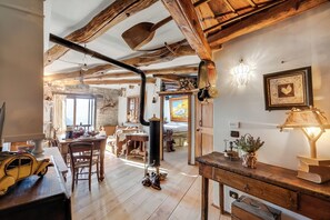 Honeymoon Διαμέρισμα, Περισσότερα από 1 Υπνοδωμάτια (Grange Romantic Retreat Mountain View) | Καθιστικό | Τηλεόραση με επίπεδη οθόνη