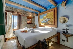 Departamento de luna de miel, varias habitaciones (Grange Romantic Retreat Mountain View) | 1 habitación y ropa de cama 