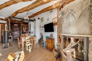 Honeymoon Apartment, Multiple Bedrooms (Grange Romantic Retreat Mountain View) | Living room | Flat-screen TV