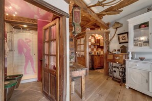 Honeymoon Apartment, Multiple Bedrooms (Grange Romantic Retreat Mountain View) | Bilik Mandi | Pancuran mandi, pengering rambut, bidet, tuala disediakan 