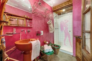 ハネムーン アパートメント ベッドルーム (複数) (Grange Romantic Retreat Mountain View) | バスルーム | シャワー、ヘアドライヤー、ビデ、タオル