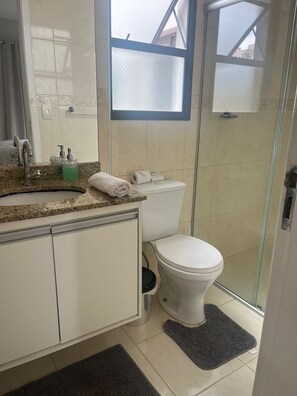 Shower, hair dryer, towels, toilet paper - Pearl of Aquarius IV (São José dos Campos)