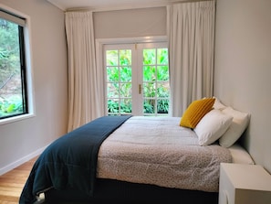 5 quartos, escrivaninha, ferros/tábuas de passar roupa