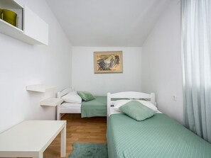 4 habitaciones y tabla de planchar con plancha