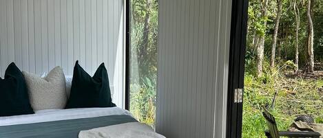 1 bedroom, bed sheets