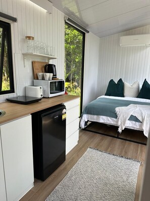 1 bedroom, bed sheets