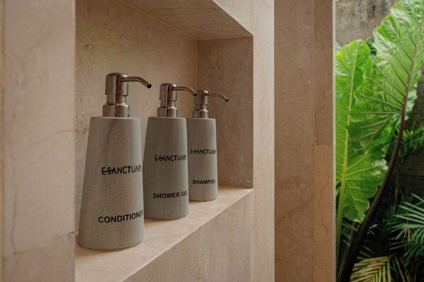 Tres botellas de productos E-sanctuary en una estantería.