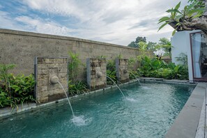 Outdoor pool, free cabanas, pool umbrellas - E Sanctuary Resort Ubud (Ubud)