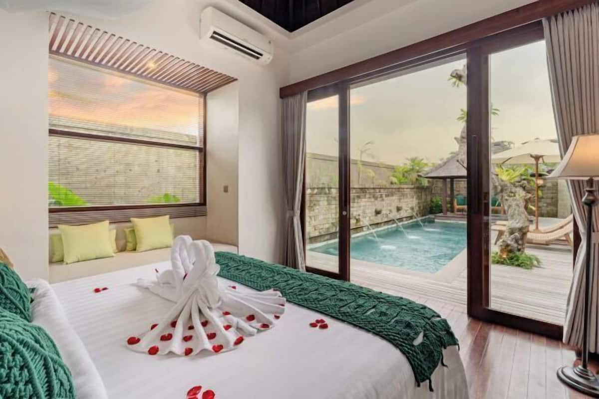 Premium bedding, pillowtop beds, minibar, desk