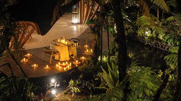 Breakfast, lunch and dinner served