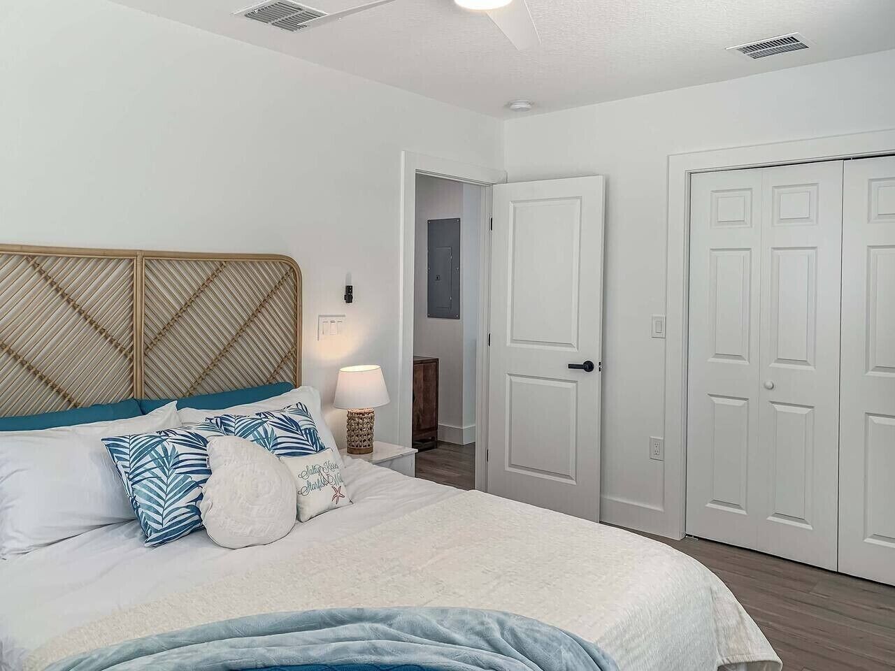 Desk, travel cot, WiFi, bed sheets