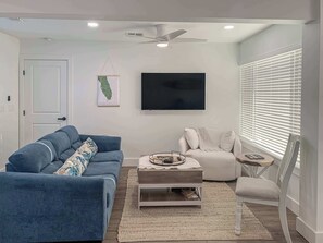 TV, offices - Surf Chic 3br, Firepit, Boating, Fishing, Beaches (Melbourne)