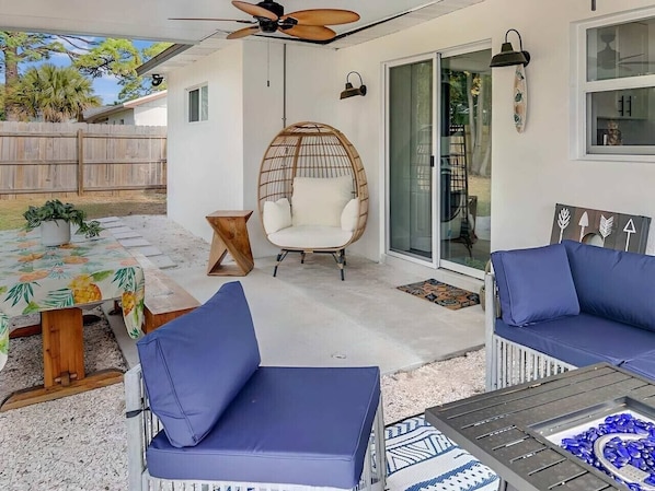 Outdoor dining - Surf Chic 3br, Firepit, Boating, Fishing, Beaches (Melbourne)