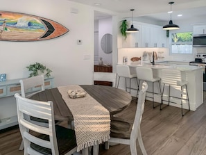 Dining - Surf Chic 3br, Firepit, Boating, Fishing, Beaches (Melbourne)