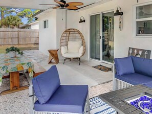 Outdoor dining - Surf Chic 3br, Firepit, Boating, Fishing, Beaches (Melbourne)