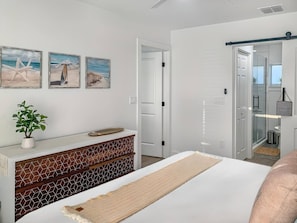 Desk, travel crib, WiFi, bed sheets - Surf Chic 3br, Firepit, Boating, Fishing, Beaches (Melbourne)