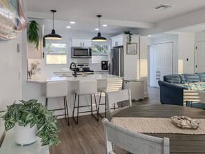 Fridge, microwave, oven, stovetop - Surf Chic 3br, Firepit, Boating, Fishing, Beaches (Melbourne)